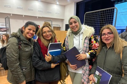 Imane, en el centro, busca suerte con varias amigas