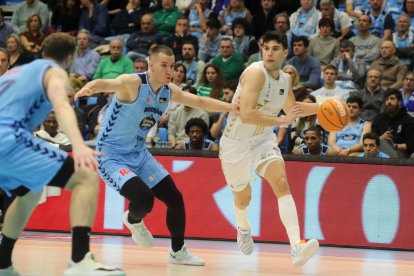 Corbalán conduce el balón el el partido ante el Breogán Lugo.