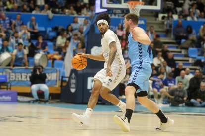 Jackson mueve el balón ante un jugador del equipo lucense.
