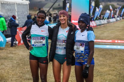 Nadia Battocletti posa junto a Daisy Jepkemei y Megan Keith, tras su victoria en Atapuerca.