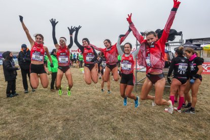 Buen ambiente pese al frío entre los cientos de corredores.