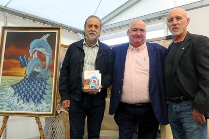 De i. a d., el editor Jesús Herrán, José Ignacio García y el artista Juan Carlos González Muñoz, autor de la portada de la novela.