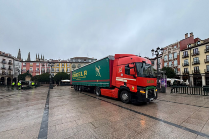 Camión con material para los domos en la Plaza Mayor el pasado lunes 24 de noviembre.