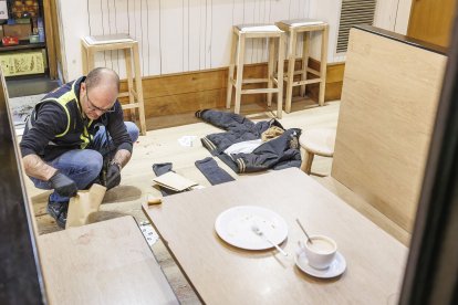 La Policía Científica, en busca de pruebas tras el tiroteo.