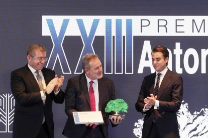 El director del diario El Norte de Castilla, Ángel Ortiz, recibe el Premio de Empresa Familiar XXIII Premio ‘Antonio Pérez’