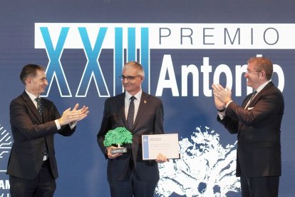 El presidente de Empresa Familiar entrega su XXIII Premio ‘Antonio Pérez’ al Centro de Investigación del Cáncer de Salamanca, Xosé Bustelo