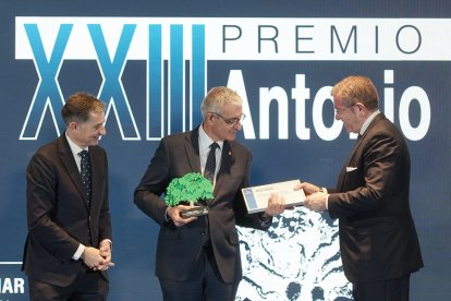 El presidente de Empresa Familiar entrega su XXIII Premio ‘Antonio Pérez’ al Centro de Investigación del Cáncer de Salamanca, Xosé Bustelo