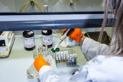 Este es el proceso que se sigue de toma de muestras y de trabajo en el laboratorio de Aguas de Burgos.
