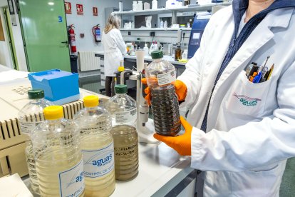 Este es el proceso que se sigue de toma de muestras y de trabajo en el laboratorio de Aguas de Burgos.