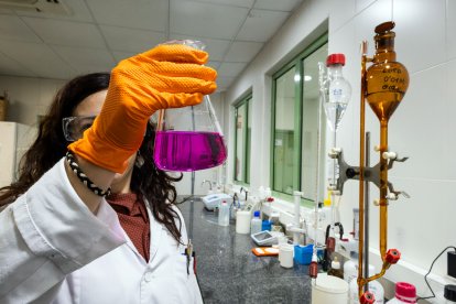 Un momento del trabajo de análisis de muestras de agua de la red que se realiza en el laboratorio de Aguas de Burgos.