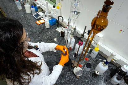 Este es el proceso que se sigue de toma de muestras y de trabajo en el laboratorio de Aguas de Burgos.