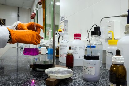 Este es el proceso que se sigue de toma de muestras y de trabajo en el laboratorio de Aguas de Burgos.