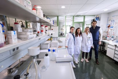 Parte del equipo del laboratorio de Aguas de Burgos.