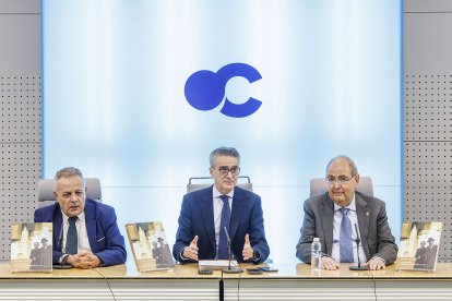 De i. a. d., René Jesús Payo, Emilio de Domingo y José Manuel López Gómez, en la presentación del libro.