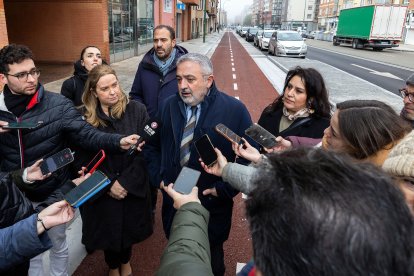 Los representantes políticos en la inauguración del carril bici de la avenida Constitución.