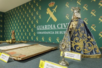 A la derecha, talla de la Virgen de la Bretonera.