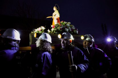 El colectivo Sangre Minera-Instituto de Estudios Montaña Central organiza una Procesión nocturna en honor a santa Bárbara en La Robla (León) con salida de la Mina Escuela y llegada a la iglesia de la localidad