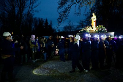 El colectivo Sangre Minera-Instituto de Estudios Montaña Central organiza una Procesión nocturna en honor a santa Bárbara en La Robla (León) con salida de la Mina Escuela y llegada a la iglesia de la localidad