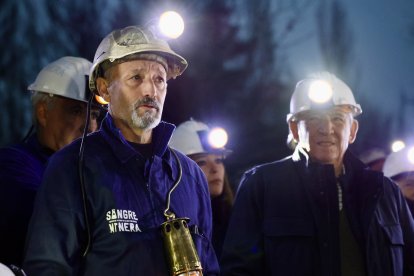 El colectivo Sangre Minera-Instituto de Estudios Montaña Central organiza una Procesión nocturna en honor a santa Bárbara en La Robla (León) con salida de la Mina Escuela y llegada a la iglesia de la localidad