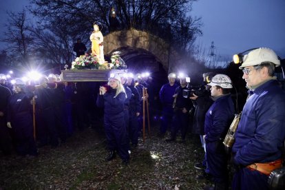 El colectivo Sangre Minera-Instituto de Estudios Montaña Central organiza una Procesión nocturna en honor a santa Bárbara en La Robla (León) con salida de la Mina Escuela y llegada a la iglesia de la localidad