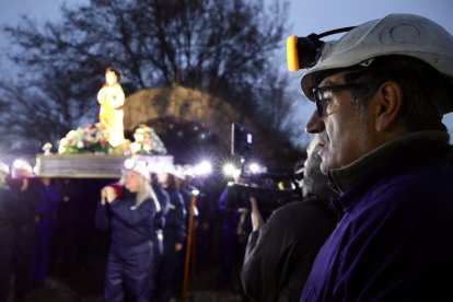 El colectivo Sangre Minera-Instituto de Estudios Montaña Central organiza una Procesión nocturna en honor a santa Bárbara en La Robla (León) con salida de la Mina Escuela y llegada a la iglesia de la localidad