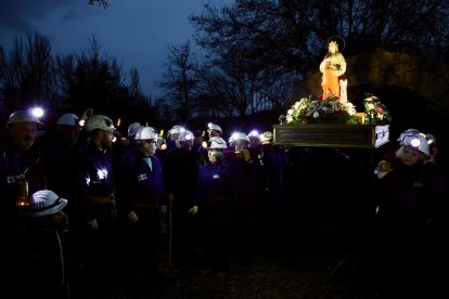 El colectivo Sangre Minera-Instituto de Estudios Montaña Central organiza una Procesión nocturna en honor a santa Bárbara en La Robla (León) con salida de la Mina Escuela y llegada a la iglesia de la localidad