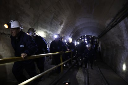 El colectivo Sangre Minera-Instituto de Estudios Montaña Central organiza una Procesión nocturna en honor a santa Bárbara en La Robla (León) con salida de la Mina Escuela y llegada a la iglesia de la localidad