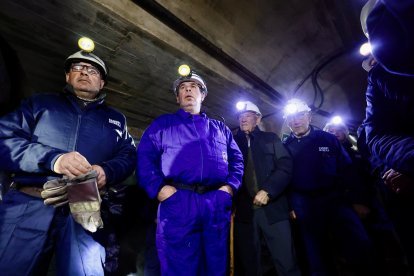 El colectivo Sangre Minera-Instituto de Estudios Montaña Central organiza una Procesión nocturna en honor a santa Bárbara en La Robla (León) con salida de la Mina Escuela y llegada a la iglesia de la localidad