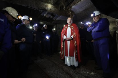El colectivo Sangre Minera-Instituto de Estudios Montaña Central organiza una Procesión nocturna en honor a santa Bárbara en La Robla (León) con salida de la Mina Escuela y llegada a la iglesia de la localidad