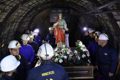 El colectivo Sangre Minera-Instituto de Estudios Montaña Central organiza una Procesión nocturna en honor a santa Bárbara en La Robla (León) con salida de la Mina Escuela y llegada a la iglesia de la localidad