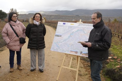 La consejera de Agricultura, Ganadería y Desarrollo Rural, María González Corral, durante su visita a las obras de la infraestructura rural de la concentración parcelaria de Castropodame (León)