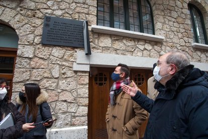 López Gómez, junto al alcalde Daniel de la Rosa, en la inauguración de la placa en febrero de 2021.