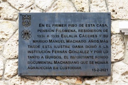 Placa conmemorativa en el número 8 de la calle Aparicio y Ruiz.