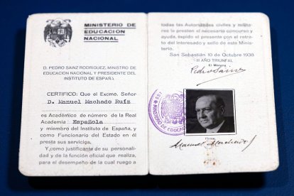 Carné del Ministerio de Educación otorgado a Manuel Machado tras su ingreso en la RAE.