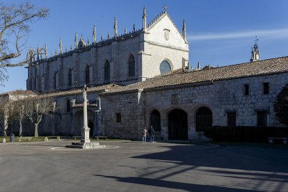 La Cartuja de Miraflores está situada en la parte alta del parque de Fuentes Blancas.