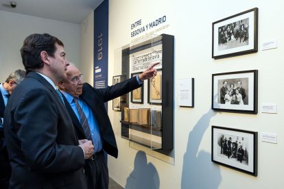 Alfonso Fernández Mañueco y Alfonso Guerra, en la inauguración de la muestra.