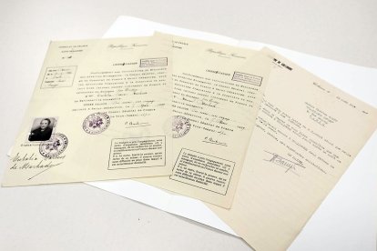 Salvoconductos de Manuel Machado y Eulalia Cáceres.