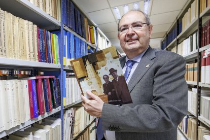 José Manuel López Gómez, con un ejemplar de su libro.