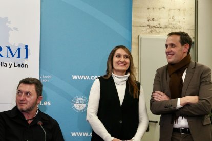 La consejera de Educación, Rocío Lucas, junto al presidente de Impulsa Igualdad y del CERMI Castilla y León Francisco Sardón y el presidente de la Diputación Conrado Iscar en el acto conmemorativo del 25 aniversario de CERMI Castilla y León en el CES
