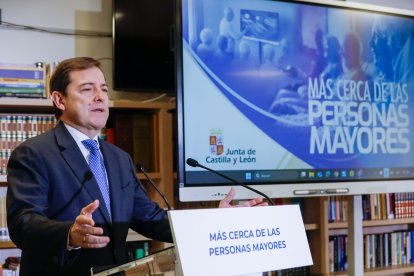 El presidente de la Junta de Castilla y León, Alfonso Fernández Mañueco, firma un protocolo con la Red de Jubilados y Pensionistas de Castilla y León para fomentar el uso de nuevas tecnologías.