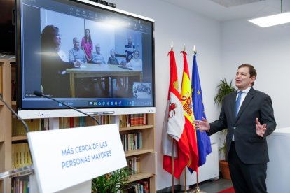 El presidente de la Junta de Castilla y León, Alfonso Fernández Mañueco, firma un protocolo con la Red de Jubilados y Pensionistas de Castilla y León para fomentar el uso de nuevas tecnologías.