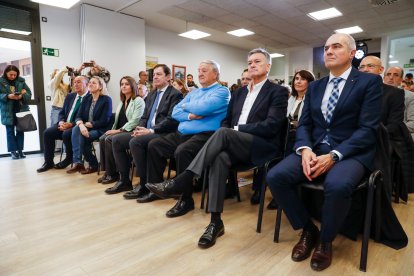 El presidente de la Junta de Castilla y León, Alfonso Fernández Mañueco, firma un protocolo con la Red de Jubilados y Pensionistas de Castilla y León para fomentar el uso de nuevas tecnologías.