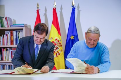 El presidente de la Junta de Castilla y León, Alfonso Fernández Mañueco, firma un protocolo con la Red de Jubilados y Pensionistas de Castilla y León para fomentar el uso de nuevas tecnologías.