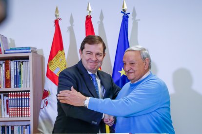El presidente de la Junta de Castilla y León, Alfonso Fernández Mañueco, firma un protocolo con la Red de Jubilados y Pensionistas de Castilla y León para fomentar el uso de nuevas tecnologías.