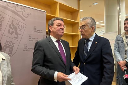 El consejero con el delegado territorial de la Junta de Castilla y León en Burgos, Roberto Saiz
