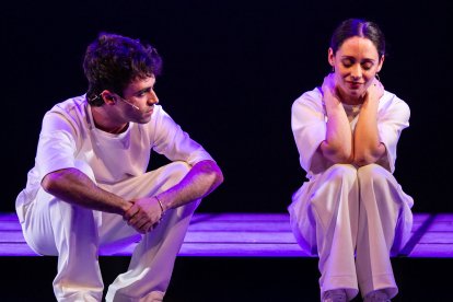 Itzan Escamilla y Elena Rivera, en la obra.