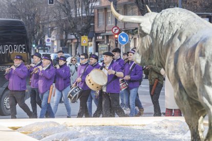 Instante del pasacalles celebrado con motivo del Día del Dulzainero