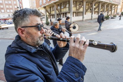 Instante del pasacalles celebrado con motivo del Día del Dulzainero