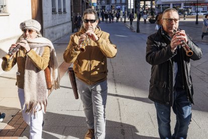 Instante del pasacalles celebrado con motivo del Día del Dulzainero