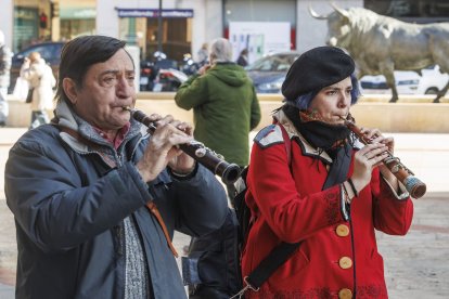 Instante del pasacalles celebrado con motivo del Día del Dulzainero